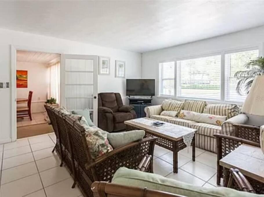Lovely 1 Bedroom Unit Across From Lido Key Beach ซาราโซตา ภายนอก รูปภาพ
