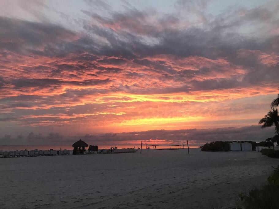 Lovely 1 Bedroom Unit Across From Lido Key Beach ซาราโซตา ภายนอก รูปภาพ